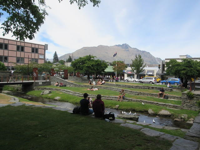 Strolling and shopping in Queenstown again.