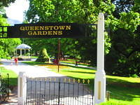 This beautiful garden is part of a peninsula that stick out into Lake Wakatipu.  Such a lovely park.